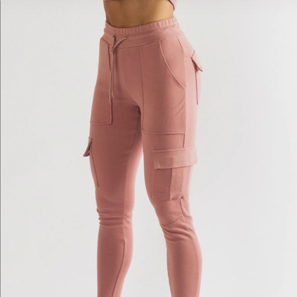 Alphalete Identity Cargo Pant Cranberry Ice - XS